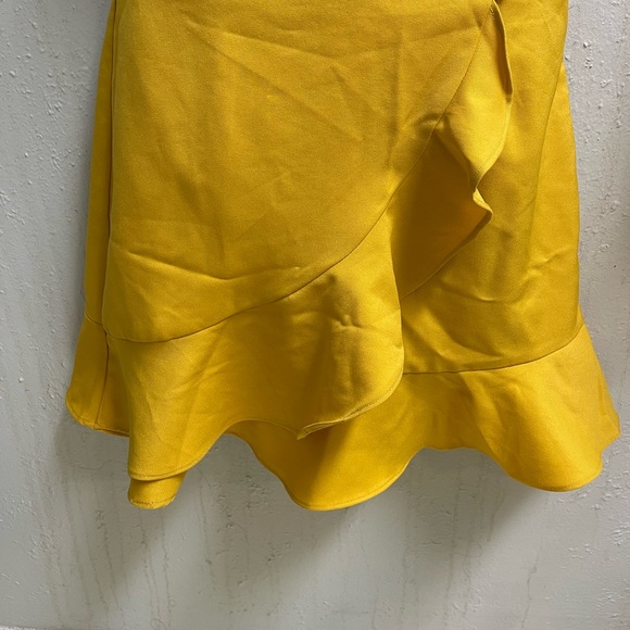 Yellow skirt. - Picture 2 of 6